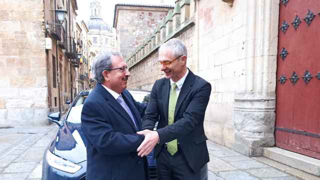 Rafael Mozo es recibido por Ricarco Rivero a las puertas de la Universidad de Salamanca