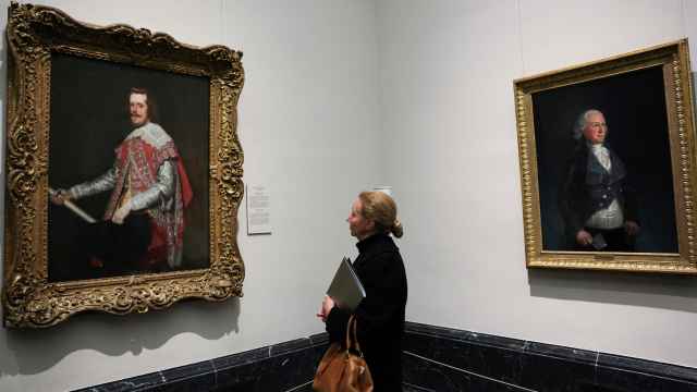Una mujer contempla el 'Retrato de Felipe IV en Fraga' en el Museo del Prado. Foto: Violeta Santos Moura (Reuters)