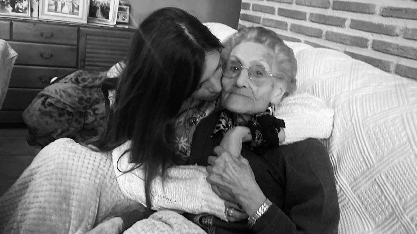 Sara Carbonero y  su abuela.