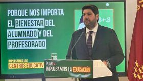 El presidente de la Región de Murcia, Fernando López Miras, este lunes, en la rueda de prensa que ha ofrecido en el IES Sanje de Alcantarilla.