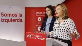 La ministra y portavoz del PSOE, Pilar Alegría, junto a la secretaria de Igualdad, Andrea Fernández este lunes en Ferraz.