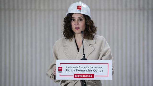 sabel Díaz Ayuso, interviene durante su visita a las obras del nuevo Instituto de Enseñanza Secundaria Blanca Fernández Ochoa.