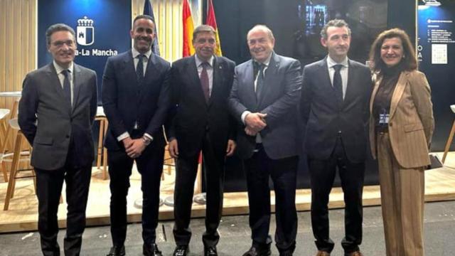 Fernando Miranda, secretario General de Agricultura y Alimentación del MAPA; Guillermo Beltrán, director adjunto de Famadesa; Luis Planas, ministro del MAPA; y Federico Beltrán, presidente de Famadesa, junto a otras autoridades.