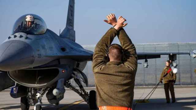Un aviador de la Fuerza Aérea de EEUU dirige un F-16 en la base aérea de Fetesti, Rumania.
