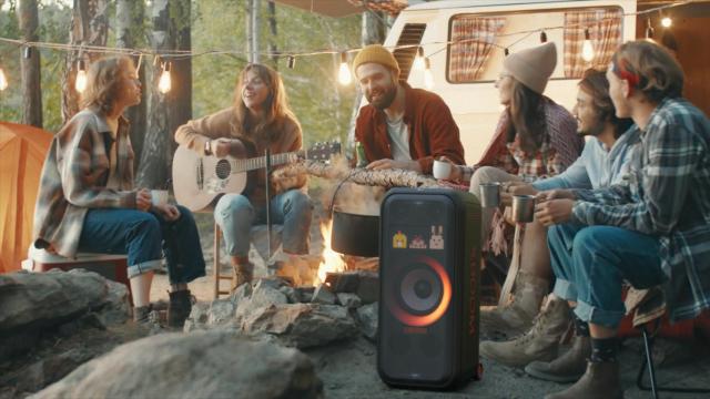 Llévate la fiesta a cualquier parte con el altavoz más potente, divertido y versátil de LG