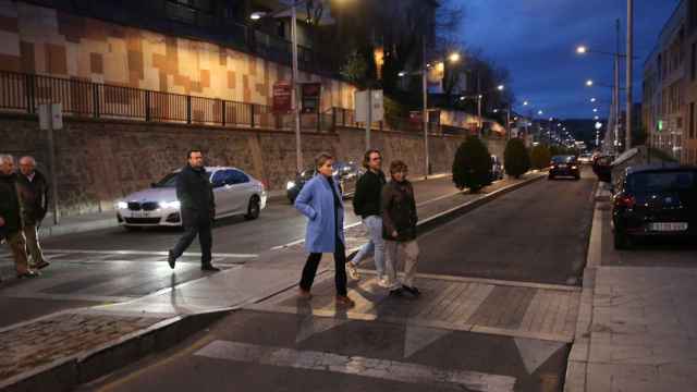 Milagros Tolón cruza un paso de peatones de la avenida de Madrid.