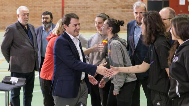 Encuentro con jugadoras del presidente de la Junta, Alfonso Fernández Mañueco