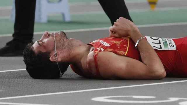 Quique Llopis, tirado en el suelo tras su caída en el Europeo de atletismo