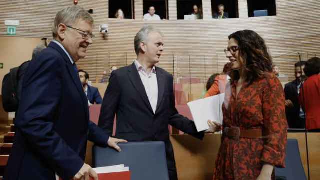 El presidente valenciano, Ximo Puig, junto a sus vicepresidentes Héctor Illueca y Aitana Mas. EE