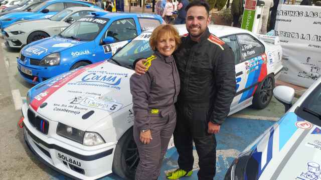 María Antonia Flores junto a su hijo José Antonio González tras ganar el rally.