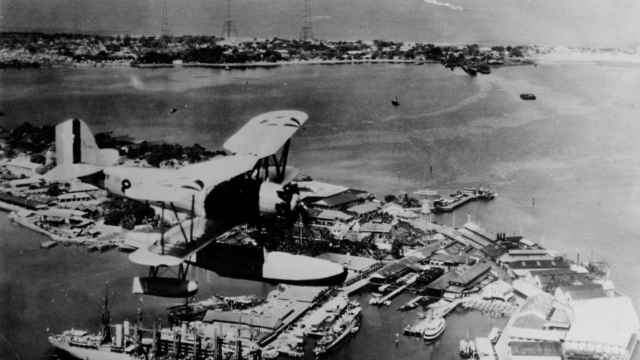 Una avioneta estadounidense sobrevolando la base naval de Subic.