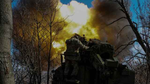 Militares ucranianos disparan un obús autopropulsado 2S5 Giatsint-S contra las tropas rusas a las afueras de la ciudad de Bakhmut, en la línea del frente.