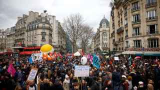 Los manifestantes asisten a una manifestación contra el plan de reforma de pensiones del gobierno francés en París, como parte del sexto día de huelga nacional y protestas, en Francia , el 7 de marzo de 2023.