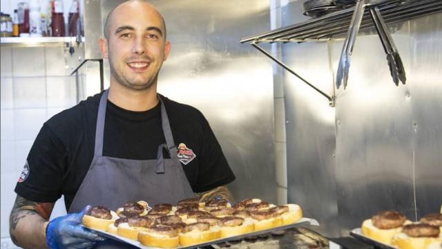 Juan Higueras, en su cocina en Sevilla.