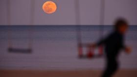 Luna llena en un atardecer en Alicante, esta semana.