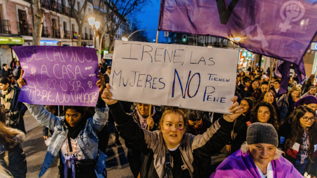 La manifestación abolicionista, que según el Movimiento Feminista de Madrid habría sido respaldada por más de 25.000 personas, ha cargado contra la ley trans del Gobierno y contra la ministra de Igualdad, Irene Montero.