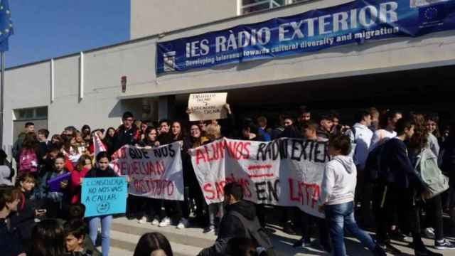 Manifestación en el IES Radio Exterior donde se encuentran los barracones del Colegio La Almadraba