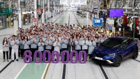 Directores y empleados de la factoría de Renault de Valladolid celebrando la fabricación del vehículo ocho millones