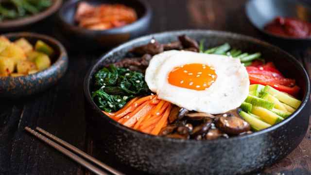Bibimbap, la receta de arroz con verduras y ternera marinada más popular de Corea