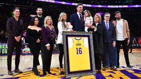 Los Angeles Lakers retiran el dorsal 16 de Pau Gasol