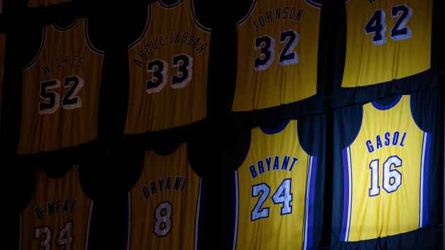 La camiseta con el '16' de Pau Gasol, colgada en el pabellón de los Lakers