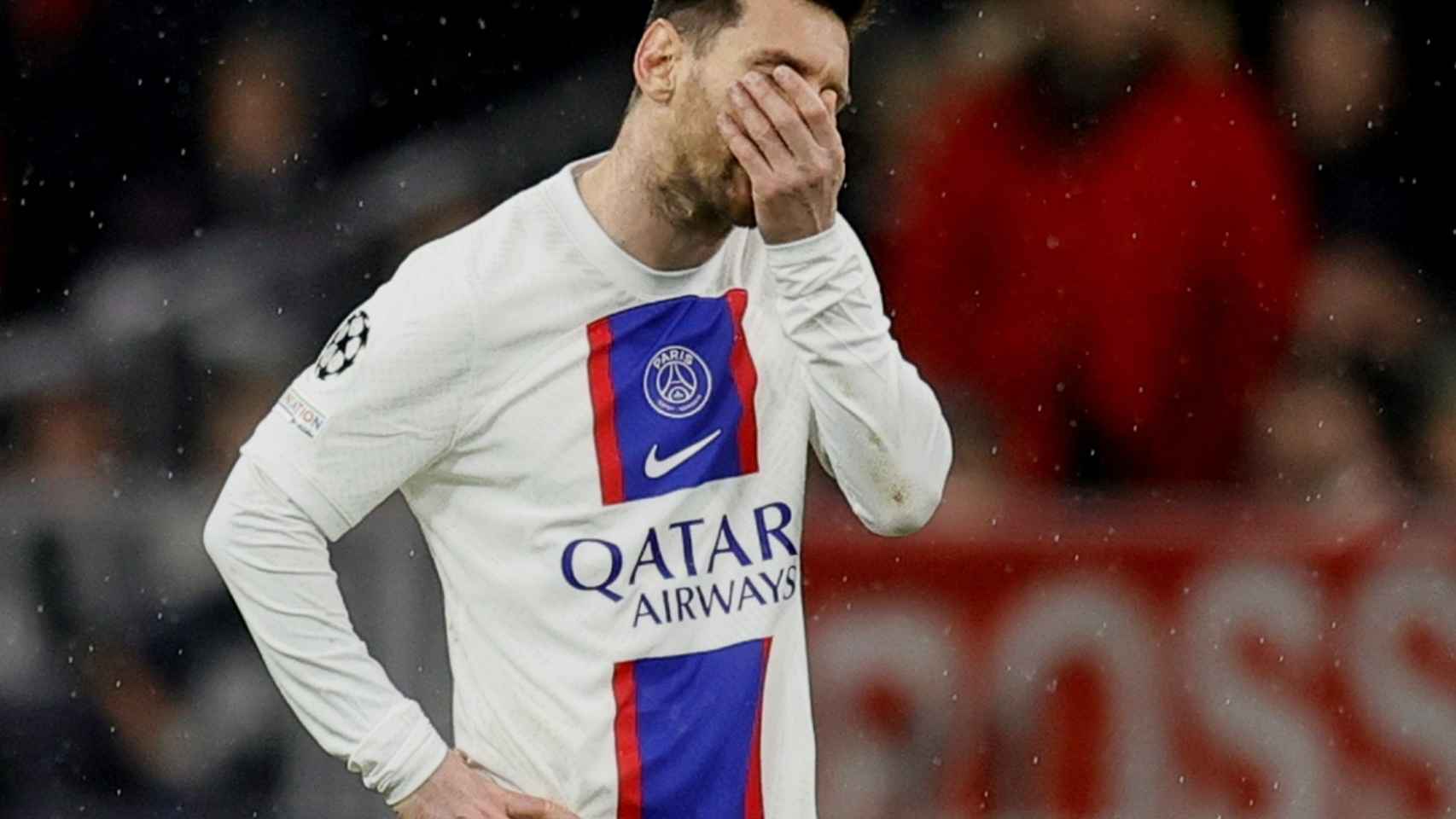 Messi, con la cara tapada por su eliminación en los octavos de final de Champions League.