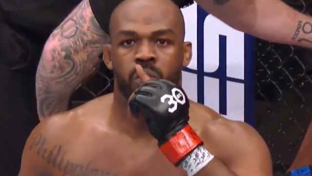 Captura de pantalla de la celebración de Jon Jones tras su victoria en el UFC 285