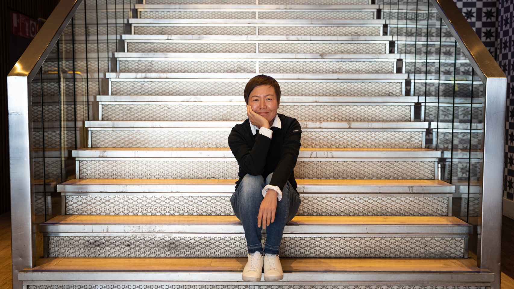 La ilustradora surcoreana Keum Suk Gendry-Kim sentada en la escaleras del Hotel Madrid Gran Vía 25 Affiliated by Melia.