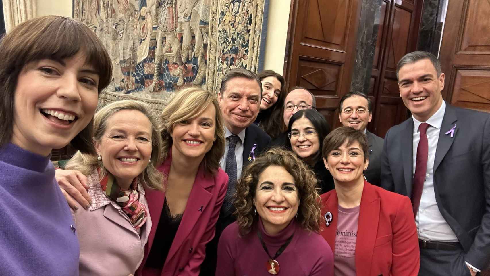 Selfie de los ministros del PSOE en el pasillo del Congreso de los Diputados con Pedro Sánchez.