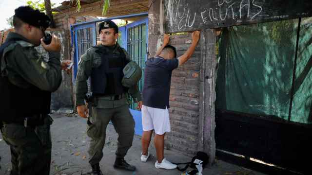La Gendarmería Nacional de Argentina retiene a un vecino de la barriada de Villa Banana durante la operación de contención de la violencia en Rosario.
