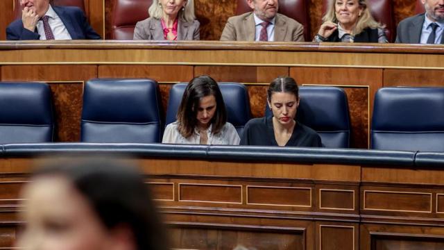 Las ministras Ione Belarra e Irene Montero, solas en el banco azul durante el debate de la reforma de la ley del 'sí es sí'.