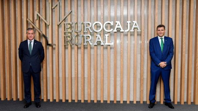 El presidente de Eurocaja Rural y su Fundación, Javier López Martín; y el director general de la entidad, Víctor Manuel Martín López