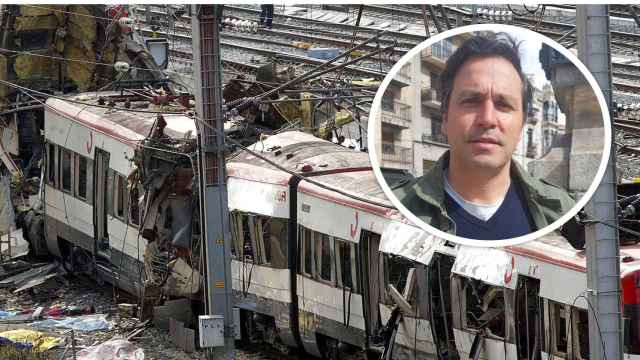 José Andrés Vicente junto a un tren explosionado en el 11-M