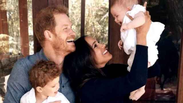 Harry y Meghan junto a sus hijos, Archie y Lilibet Diana.