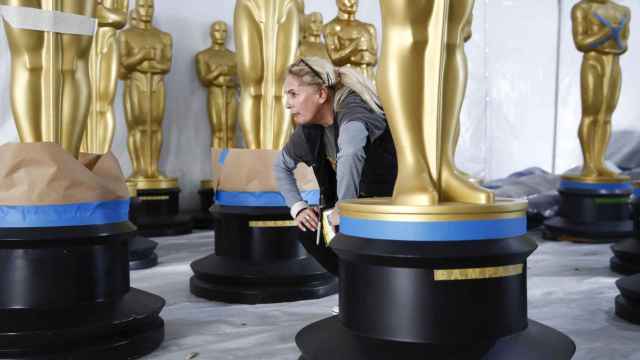 Antje Menikheim inspecciona las estatuillas de los Oscar mientras se inician los preparativos para la 95.ª ceremonia anual de los Premios de la Academia en Los Ángeles, California.