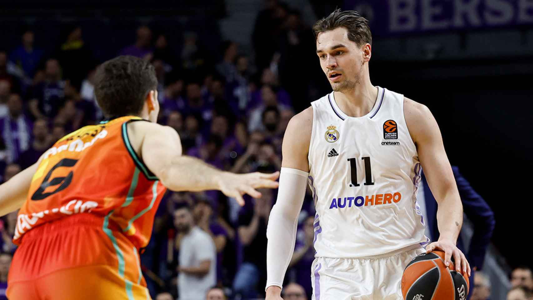 Mario Hezonja inicia un ataque contra Valencia Basket en Euroliga