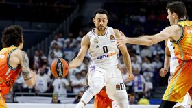 Williams Goss juega un balón en ataque ante la defensa de Valencia Basket