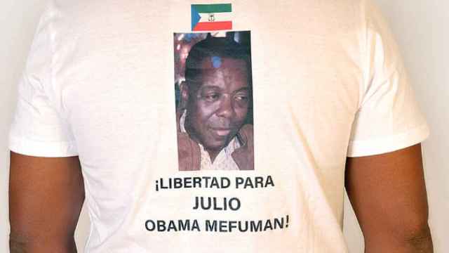 Una camiseta pide la liberación de Julio Obama, opositor al régimen de Obiang recientemente fallecido en una cárcel guineana.