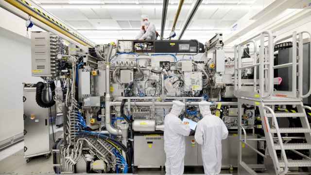 Una máquina de fabricación de chips en la planta de ASML en Veldhoven (Países Bajos)