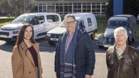 Irene, su padre José Luis y el abuelo Filgueira posan con el Citroën ë-Berlingo, C15 y Azu en la fábrica de Vigo.
