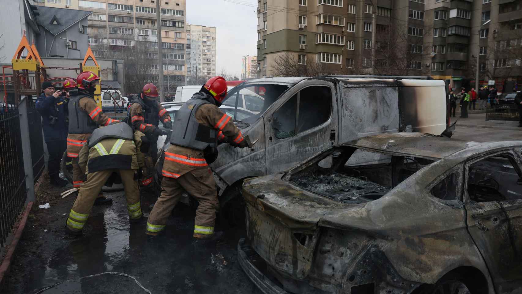 Trabajadores de emergencia en Kiev tras los bombardeos rusos.