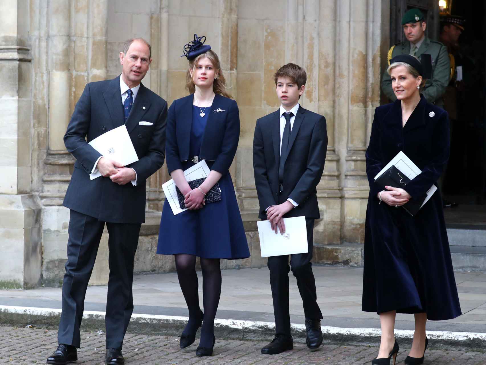 El príncipe Eduardo junto a su esposa, Sophie, y sus dos hijos.
