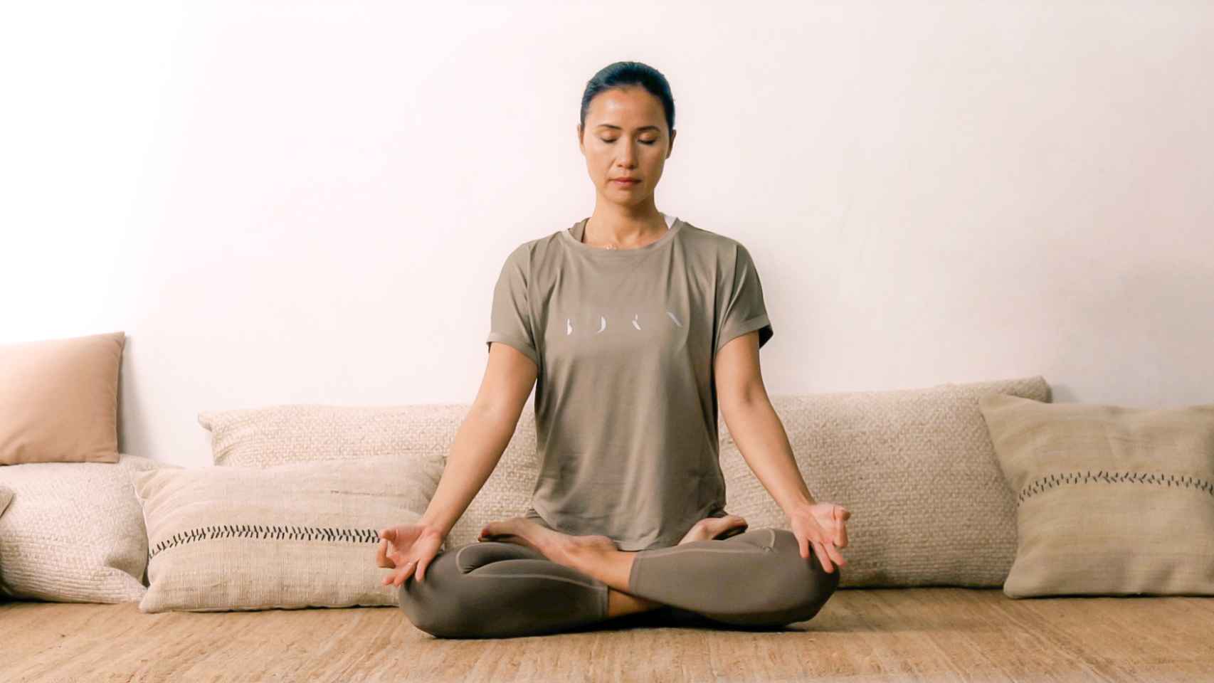 Xuan Lan en su estudio practicando yoga con las prendas de Born Living Yoga.
