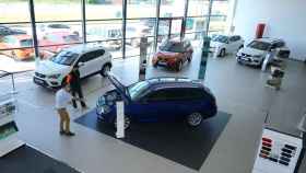 Un cliente acude a un concesionario de Ponferrada a ver la oferta de automóviles disponible.