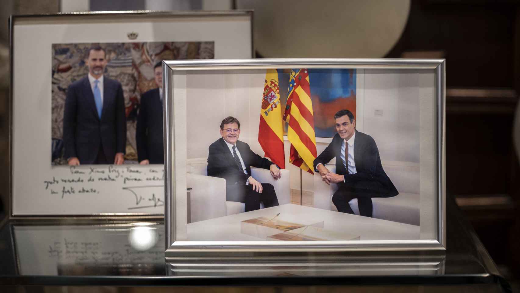 Fotografías con Felipe VI y Pedro Sánchez en el despacho de Ximo Puig.