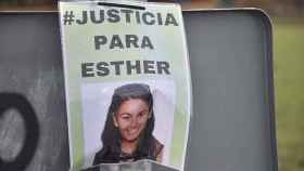 Un cartel con el lema de Justicia para Esther donde se encontró su cadáver