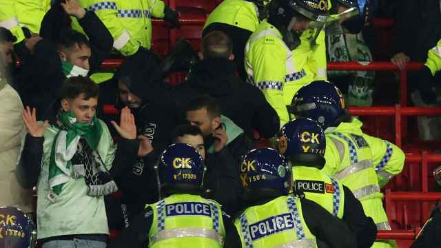 Radicales del Betis se enfrentan a la policía en Old Trafford
