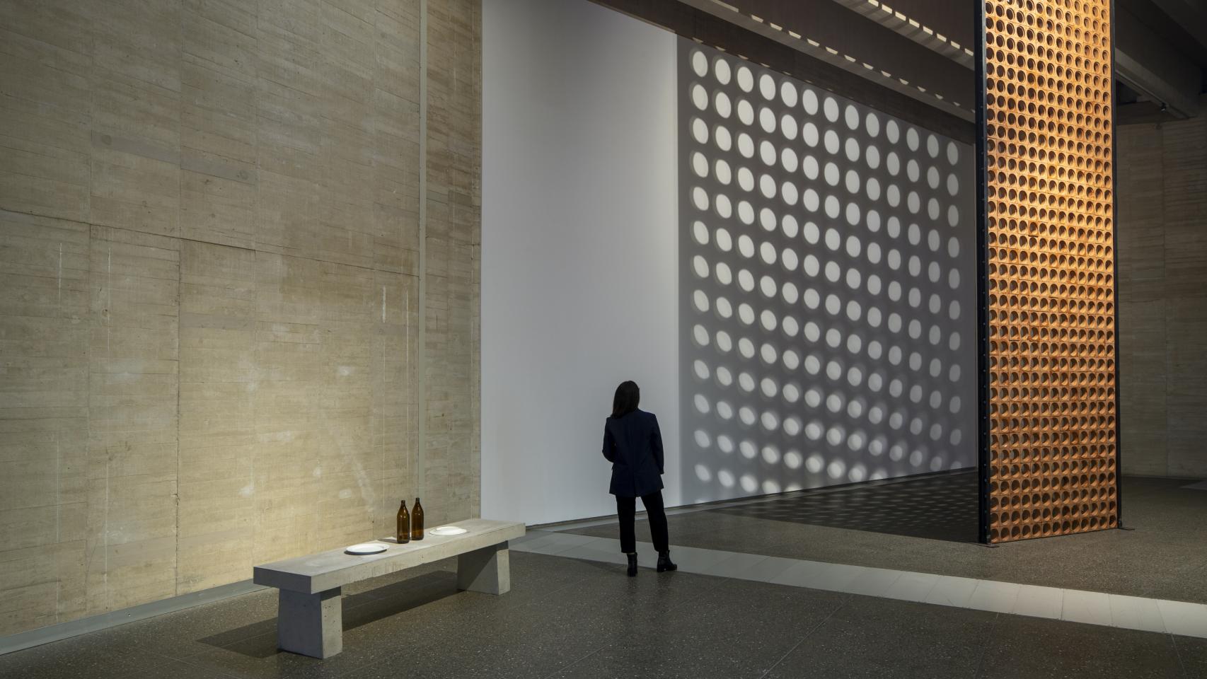 Marcelo Cidade: 'Banco Brasilia', 2015, y Abraham Riverón: 'Hier is de zon', 2022. Fotos: Imagen MAS
