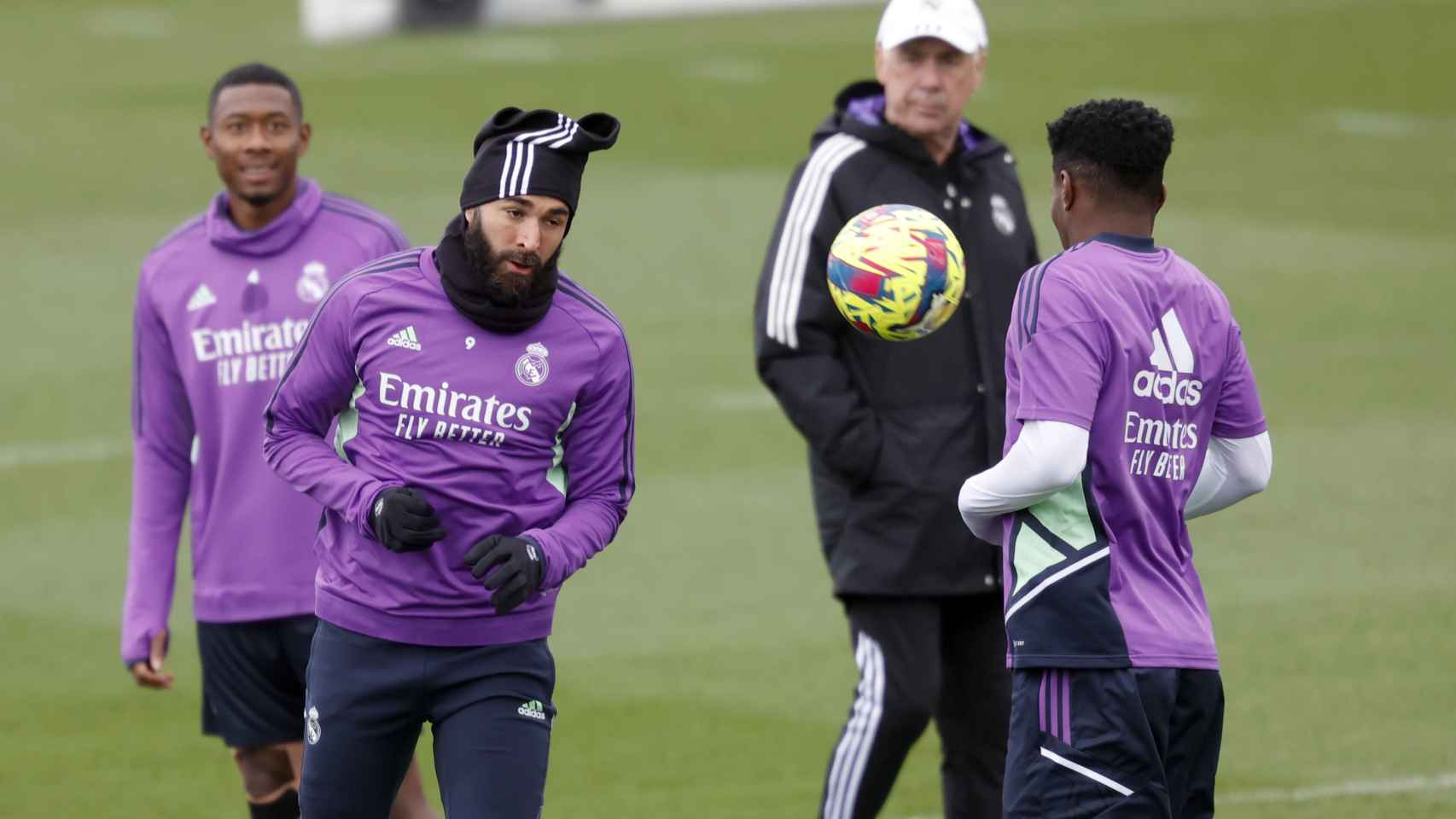 Karim Benzema y David Alaba junto a Carlo Ancelotti en un entrenamiento