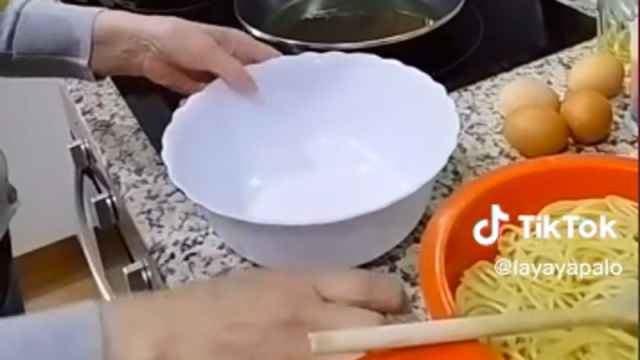 Captura del vídeo de la tortilla de espaguetis que se ha hecho viral.